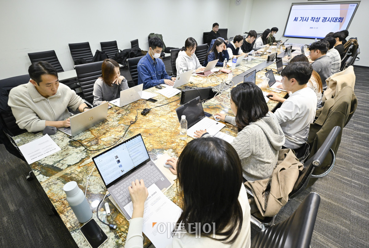 ▲17일 서울 강남구 이투데이빌딩에서 열린 제1회 이투데이 AI 활용 기사 작성 경시대회에서 기자들이 AI를 활용해 기사 작성을 하고 있다. 조현호 기자 hyunho@