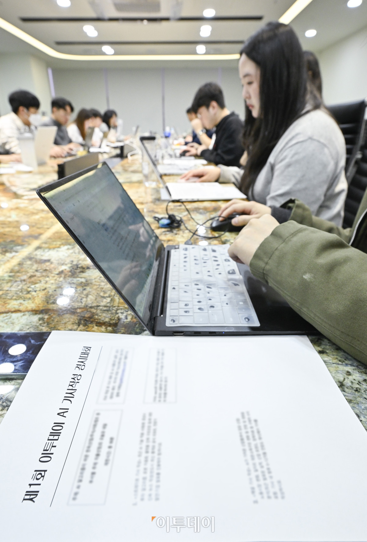 ▲17일 서울 강남구 이투데이빌딩에서 열린 제1회 이투데이 AI 활용 기사 작성 경시대회에서 기자들이 AI를 활용해 기사 작성을 하고 있다. 조현호 기자 hyunho@