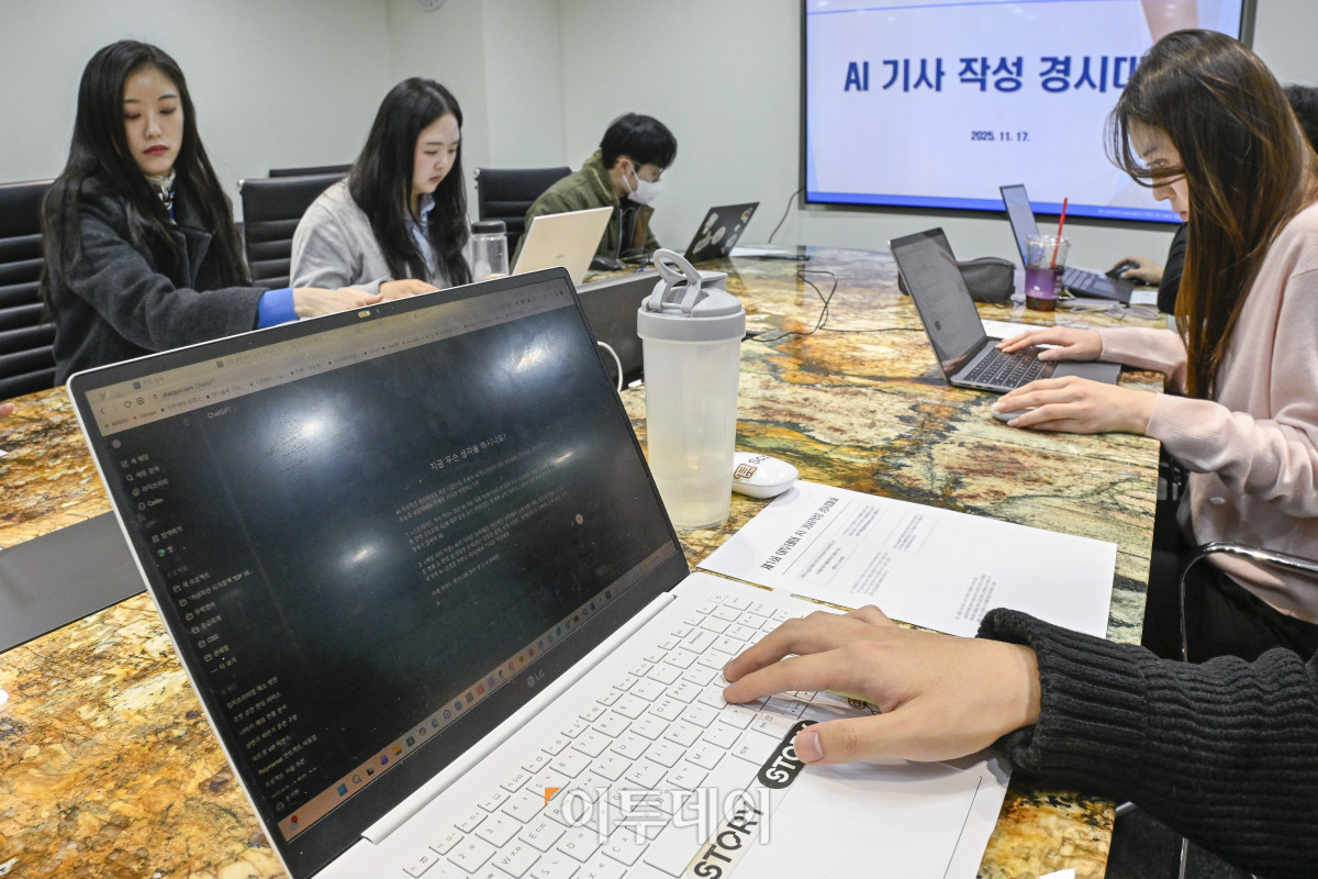 ▲17일 서울 강남구 이투데이빌딩에서 열린 제1회 이투데이 AI 활용 기사 작성 경시대회에서 기자들이 AI를 활용해 기사 작성을 하고 있다. 조현호 기자 hyunho@