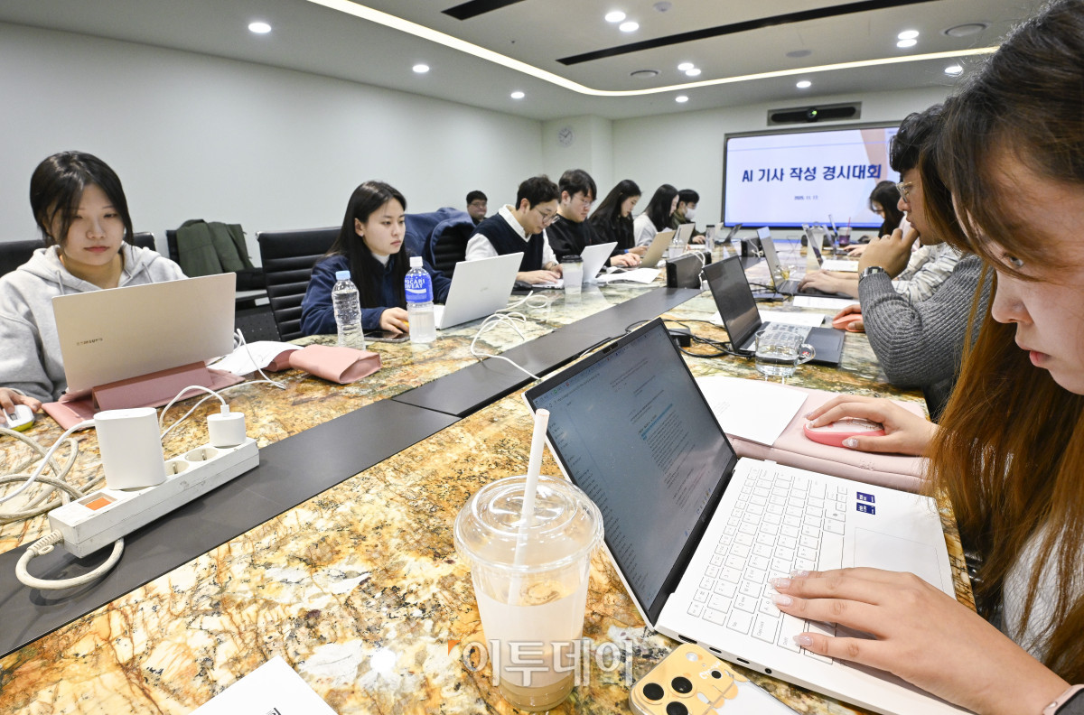 ▲17일 서울 강남구 이투데이빌딩에서 열린 제1회 이투데이 AI 활용 기사 작성 경시대회에서 기자들이 AI를 활용해 기사 작성을 하고 있다. 조현호 기자 hyunho@