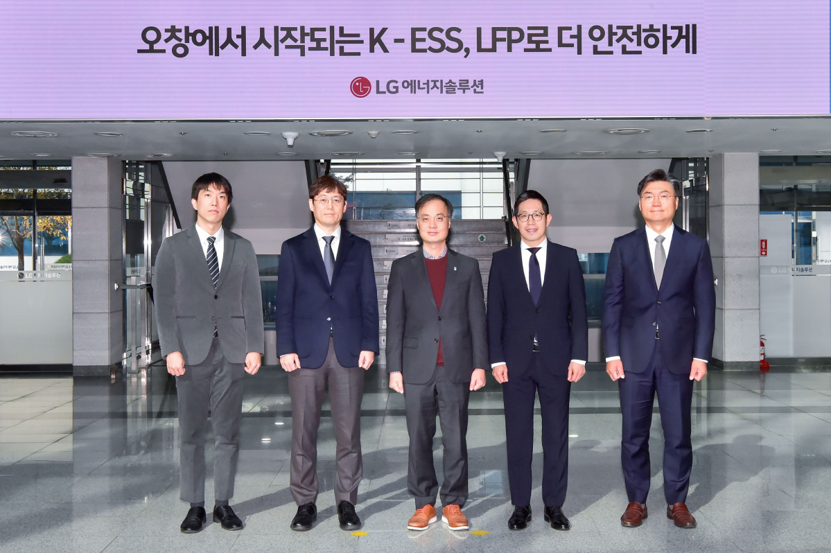 ▲LG에너지솔루션 오창에너지플랜트에서 17일 국내 ESS용 LFP 배터리 생산 추진 기념 행사 "오창에서 시작되는 K-ESS, LFP로 더 안전하게"를 개최하고 기념 사진 촬영을 하고 있다. 왼쪽부터 기후에너지환경부 분산에너지과 현성보 사무관, LG에너지솔루션 ESS cell개발담당 김기웅 상무, 충청북도청 이복원 경제부지사, LG에너지솔루션 ESS전지사업부장 김형식 상무, 커뮤니케이션센터장 김우섭 전무. (LG에너지솔루션)