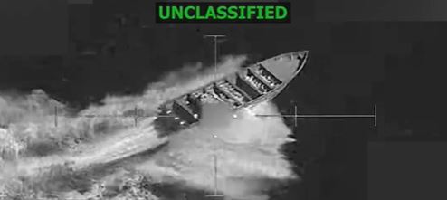 ▲16일(현지시간) 미국 남부사령부가 공개한 마약 운반선 격침 장면. (출처=미국 남부사령부 엑스 계정)