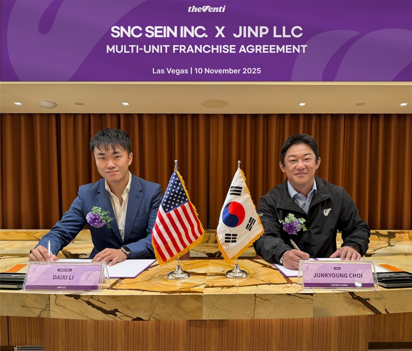 ▲최준경(오른쪽) 더벤티 대표와 다이시 리(DAIXI LI) 제이아이엔피(JINP LCC) 디렉터가 10일(현지시간) 계약식 후 기념촬영을 하고 있다. (사진제공=더벤티)