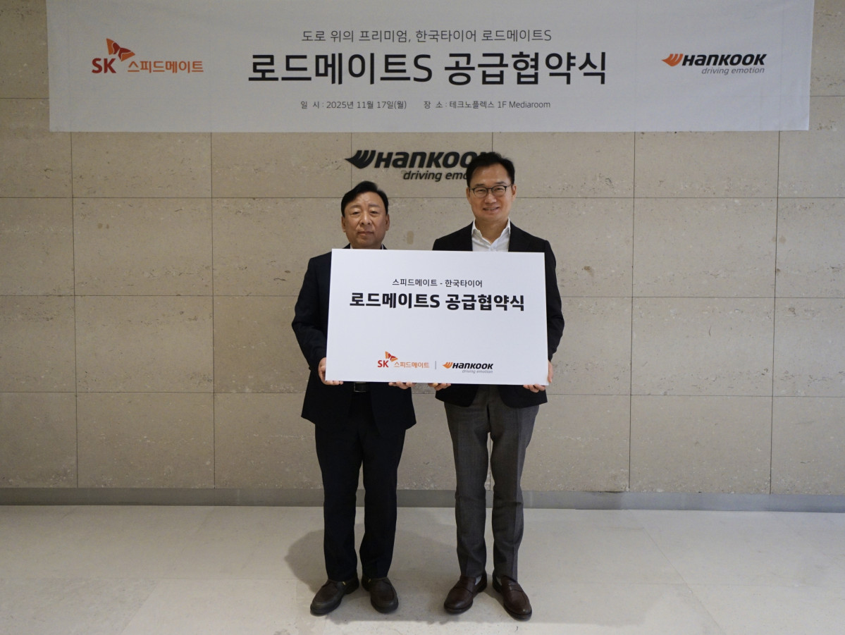 ▲17일 경기도 성남시 판교 ‘테크노플렉스’에서 열린 업무협약식에서 기념사진을 촬영하고 있는 안무인 SK스피드메이트 대표(오른쪽)와 이용관 한국타이어 한국사업본부장.  (SK스피드메이트)