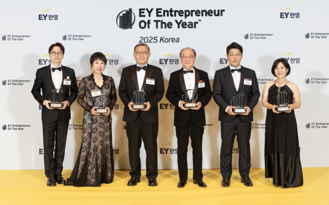 ▲이달 14일 EY한영은 ‘제19회 EY 최우수 기업가상’ 시상식을 열었다. 반성연(왼쪽부터) 달바글로벌 대표이사, 김해련 태경그룹 회장, 정몽원 HL그룹 회장, 김종석 평화그룹 회장, 김주영 평화그룹 사장, 이수인 에누마 대표. (제공=EY한영)