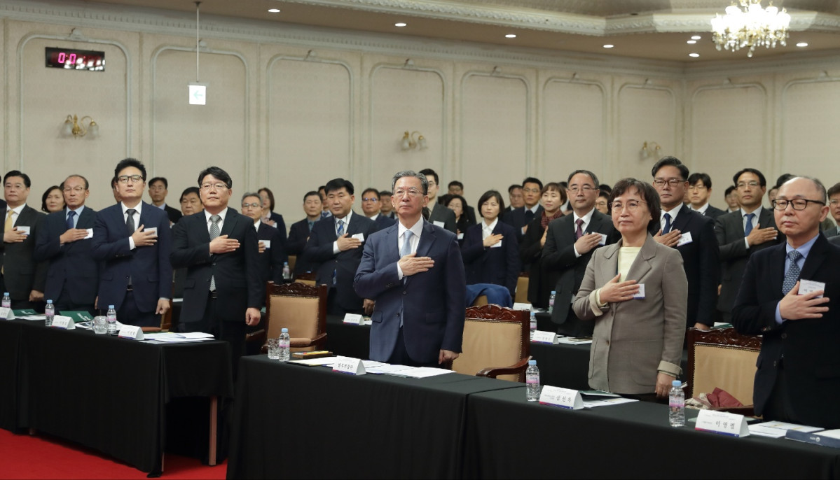 ▲ 정성호 법무부 장관이 17일 정부 과천청사에서 ‘2025년 전국 보호기관장 회의’를 주재하기에 앞서 전국 보호관찰소·소년원·국립 법무병원 등 97개 범죄예방정책국 산하 기관장들과 함께 국민의례를 하고 있다. (사진 제공 = 법무부)