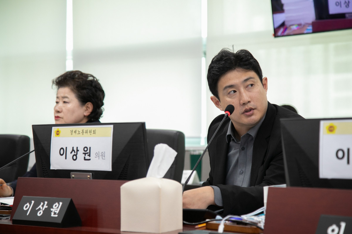 ▲이상원 경기도의원이 제387회 정례회 종합감사에서 신용보증재단 보증사업 부실 관리와 보조금 절차 위반 문제를 지적하고 있다. (경기도의회)