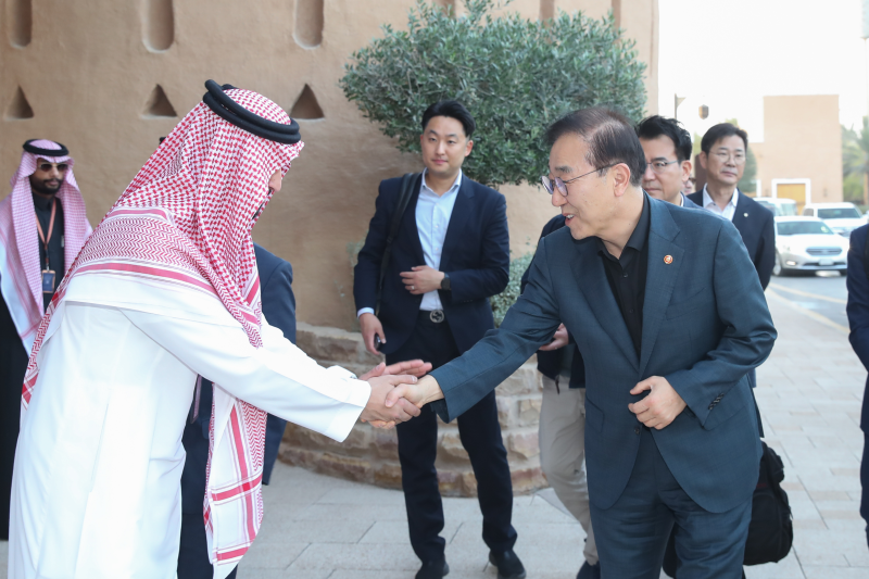 ▲사우디아라비아 방문한 김윤덕 국토부 장관(오른쪽). (사진제공=국토교통부)