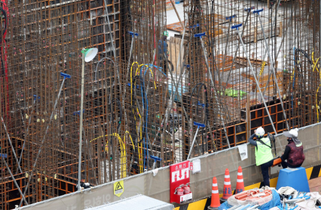 ▲서울 시내 한 아파트 건설 현장에서 작업자들이 작업을 하는 모습. (연합뉴스)