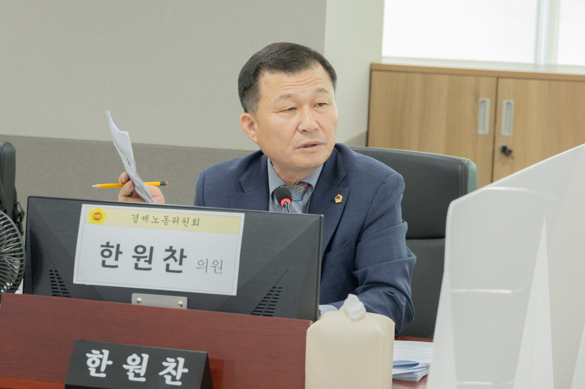 ▲한원찬 경기도의원이 제387회 정례회 경제노동위원회 종합감사에서 경기신용보증재단 보증사업 부실 관리와 경제실 감독 부재 문제를 지적하고 있다. (경기도의회)