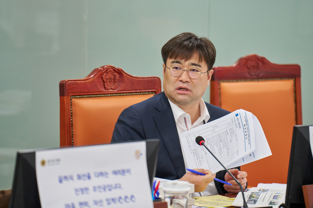 ▲이진형 경기도의원이 제387회 정례회 행정사무감사에서 경기도수원월드컵경기장관리재단의 위·수탁 계약 체계와 법적 해석 문제를 지적하고 있다. (경기도의회)