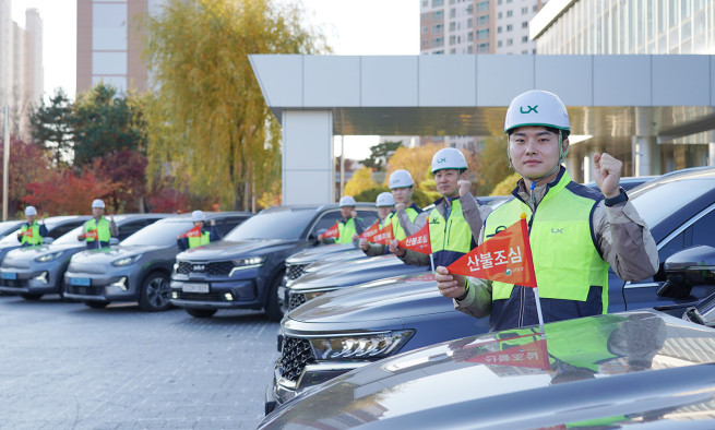 ▲LX공사 임직원들이 업무용 차량에 '산불조심' 깃발을 장착하고 포즈를 취하고 있다. (사진제공=한국국토정보공사)