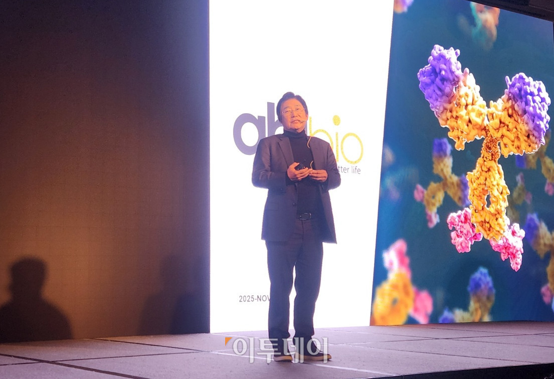 ▲이상훈 에이비엘바이오 대표가 17일 오후 서울 종로구 포시즌스 호텔에서 열린 기업설명회에서 발표하고 있다. (이상민 기자 imfactor@)