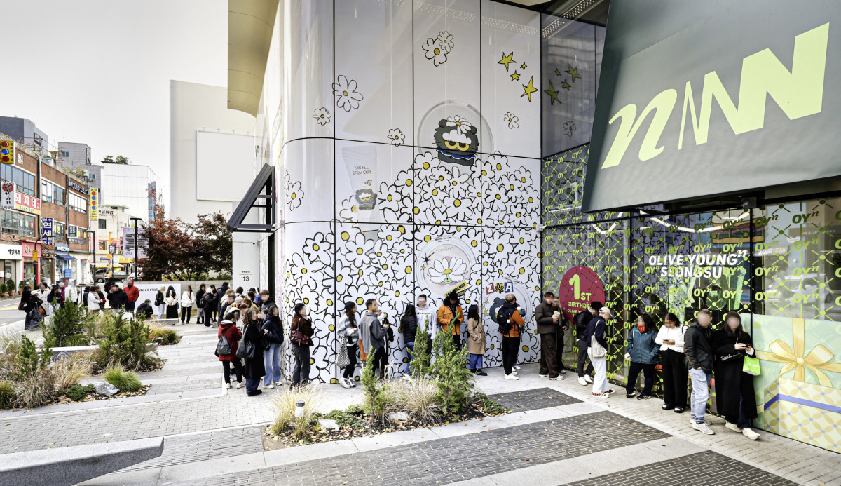 ▲올리브영N 성수 오픈을 기다리고 있는 외국인 고객들. (사진제공=CJ올리브영)