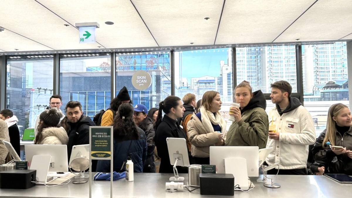 ▲올리브영N 성수에서 외국인 고객들이 뷰티 체험 서비스를 신청하기 위해 기다리고 있다. (사진=연희진 기자)