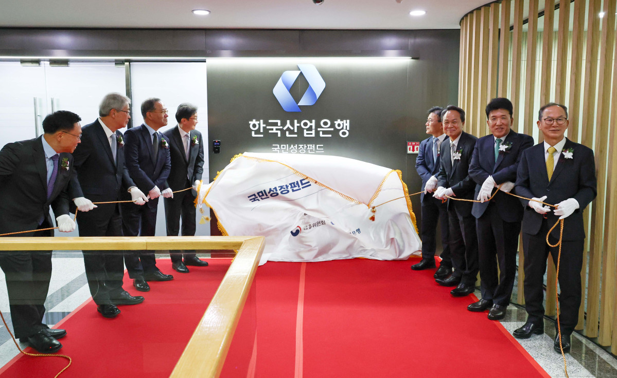 ▲이억원 금융위원장 등이 17일 서울 여의도 산업은행 별관에서 열린 '국민성장펀드 현판식'에서 제막을 하고 있다. 김복규(왼쪽부터) 산업은행 수석부행장, 임종룡 우리금융그룹 회장, 이찬우 NH농협금융 회장, 이 위원장, 박상진 산업은행 회장, 진옥동 신한금융지주 회장, 함영주 하나금융그룹 회장, 양종희 KB금융지주 회장. 신태현 기자 holjjak@