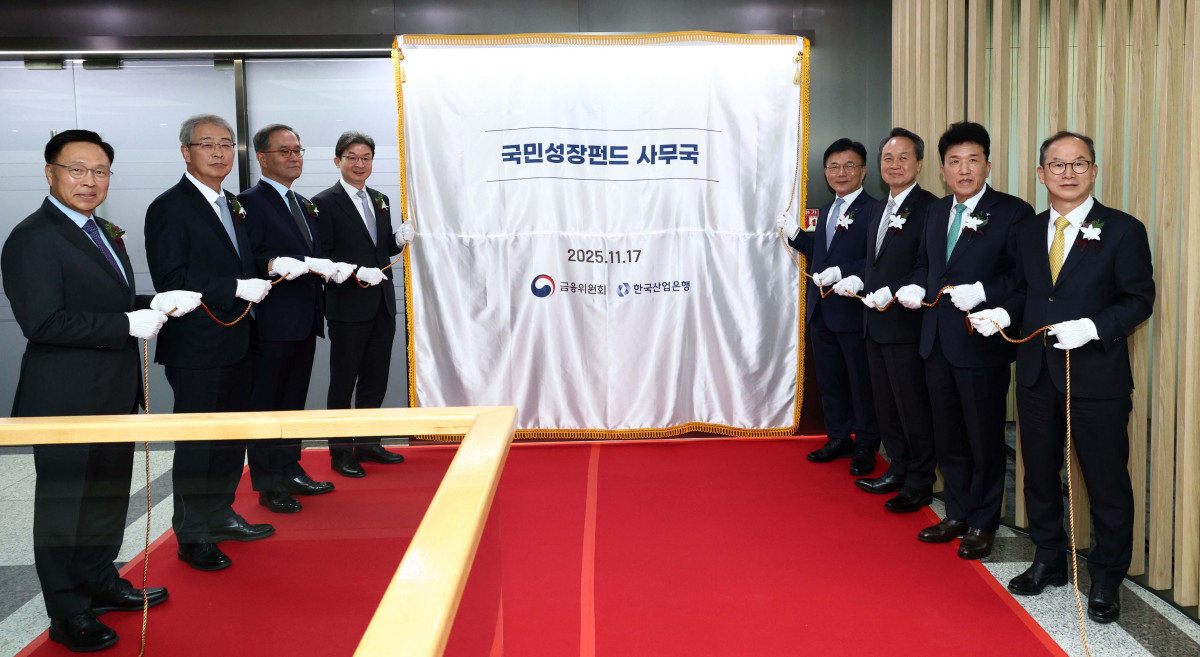 ▲이억원 금융위원장 등이 17일 서울 여의도 산업은행 별관에서 열린 '국민성장펀드의 성공을 위한 금융기관간 업무협약식'에서 기념촬영을 하고 있다. 이찬우(왼쪽부터) NH농협금융 회장, 함영주 하나금융그룹 회장, 임종룡 우리금융그룹 회장, 이 위원장, 박상진 산업은행 회장, 진옥동 신한금융지주 회장, 양종희 KB금융지주 회장. 신태현 기자 holjjak@