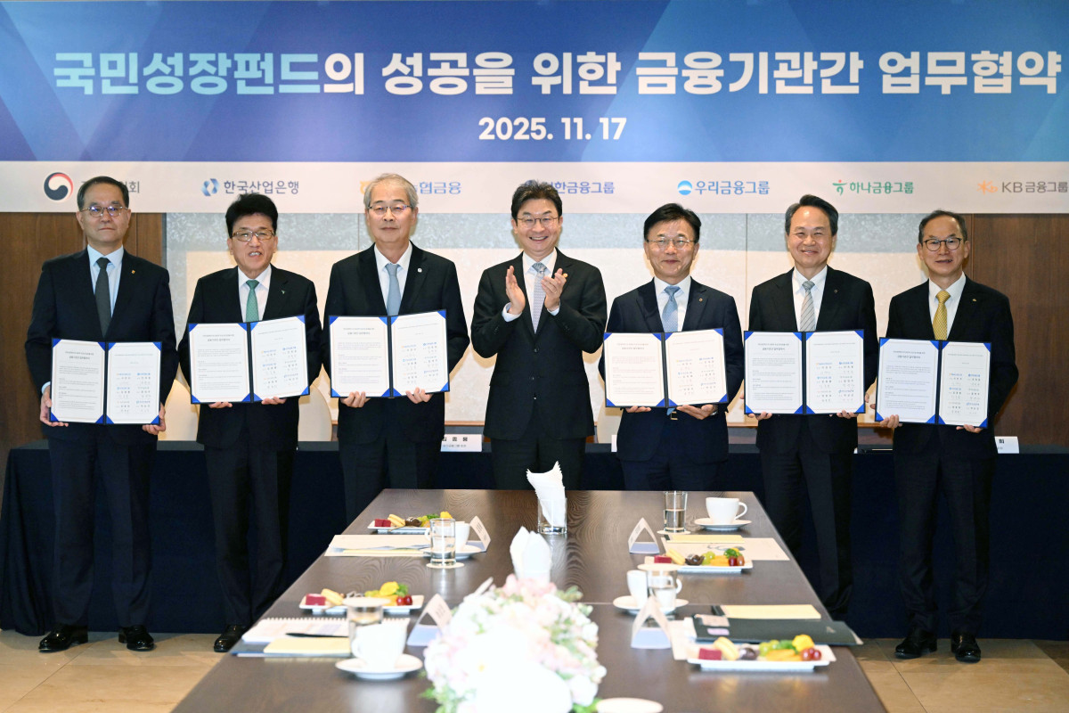 ▲이억원 금융위원장 등이 17일 서울 여의도 산업은행 별관에서 열린 '국민성장펀드의 성공을 위한 금융기관간 업무협약식'에서 기념촬영을 하고 있다. 이찬우(왼쪽부터) NH농협금융 회장, 함영주 하나금융그룹 회장, 임종룡 우리금융그룹 회장, 이 위원장, 박상진 산업은행 회장, 진옥동 신한금융지주 회장, 양종희 KB금융지주 회장. (신태현 기자 holjjak@)