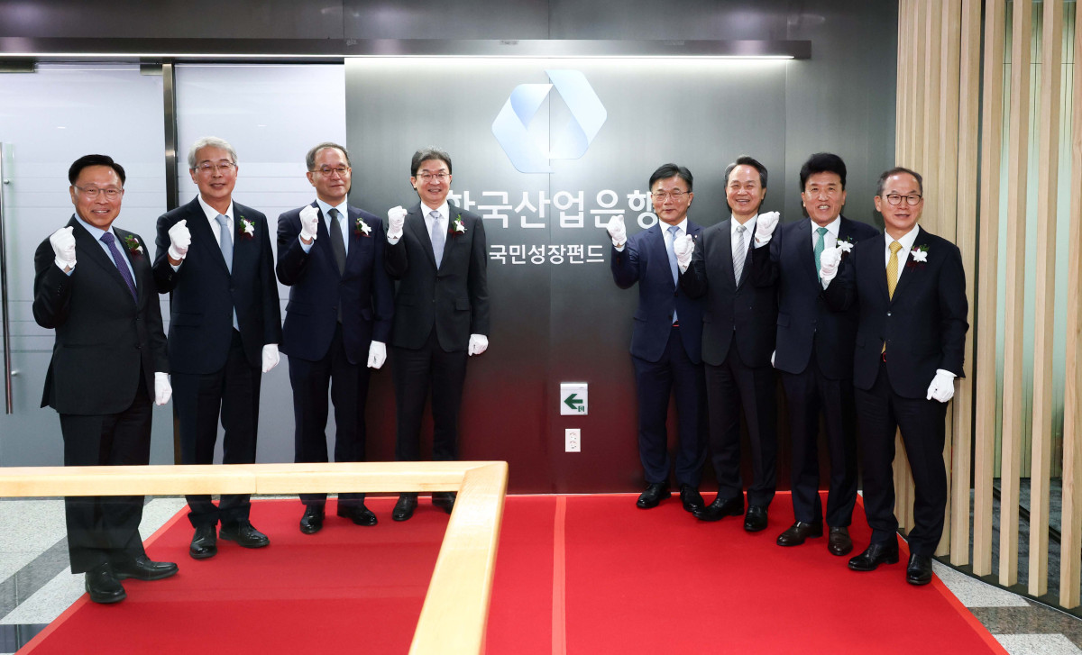 ▲이억원 금융위원장 등이 17일 서울 여의도 산업은행 별관에서 열린 '국민성장펀드 현판식'에서 기념촬영을 하고 있다. 김복규(왼쪽부터) 산업은행 수석부행장, 임종룡 우리금융그룹 회장, 이찬우 NH농협금융 회장, 이 위원장, 박상진 산업은행 회장, 진옥동 신한금융지주 회장, 함영주 하나금융그룹 회장, 양종희 KB금융지주 회장. 신태현 기자 holjjak@