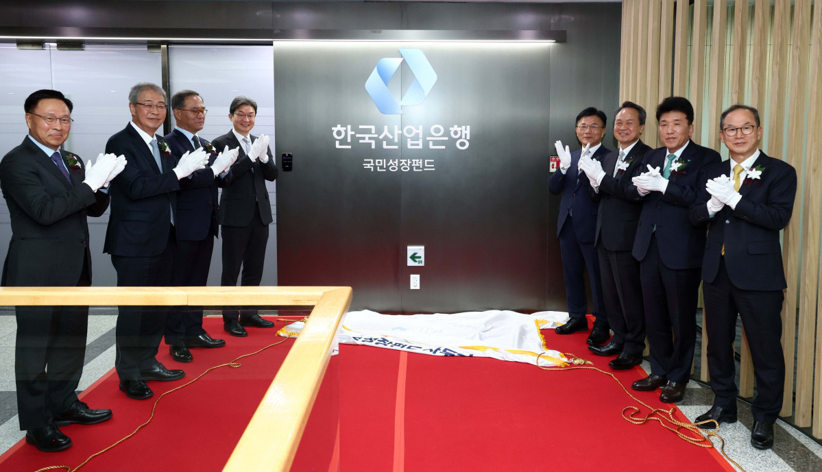 ▲이억원 금융위원장 등이 17일 서울 여의도 산업은행 별관에서 열린 '국민성장펀드 현판식'에서 기념촬영을 하고 있다. 김복규(왼쪽부터) 산업은행 수석부행장, 임종룡 우리금융그룹 회장, 이찬우 NH농협금융 회장, 이 위원장, 박상진 산업은행 회장, 진옥동 신한금융지주 회장, 함영주 하나금융그룹 회장, 양종희 KB금융지주 회장. 신태현 기자 holjjak@