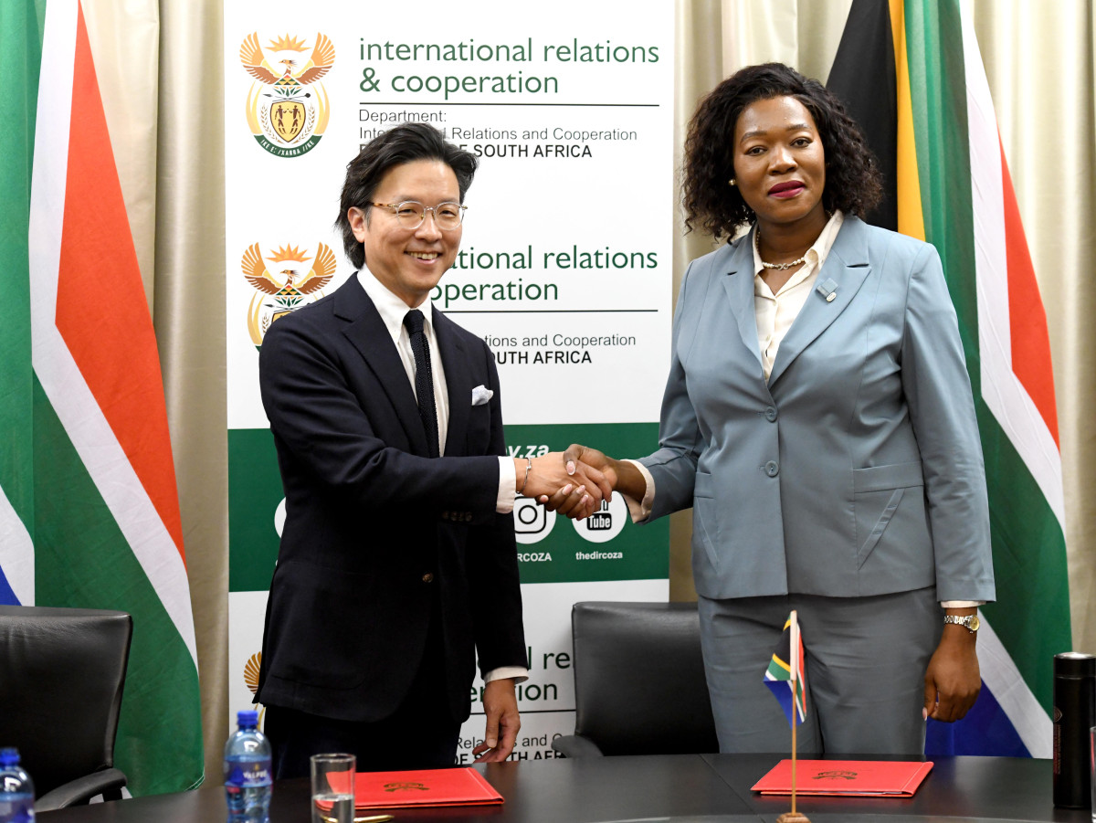 ▲월 5일 남아프리카공화국 프리토리아 소재 남아공 외교부 청사에서 현대차 GPO 김일범 부사장(사진 왼쪽), 안나 탄디 모라카(Anna Thandi Moraka) 남아공 외교부 차관(사진 오른쪽)이 2025년 G20 요하네스버그 정상회의 공식 차량 지원에 관한 업무협약을 체결한 직후 기념 촬영을 하고 있다. (사진=현대차)