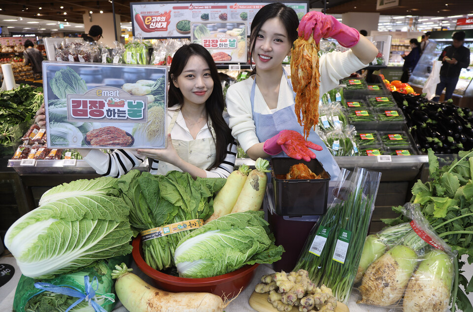 ▲지난해 이마트 '김장대전'에서 모델들이 김장 배추와 재료를 선보이고 있다. (사진제공=이마트)