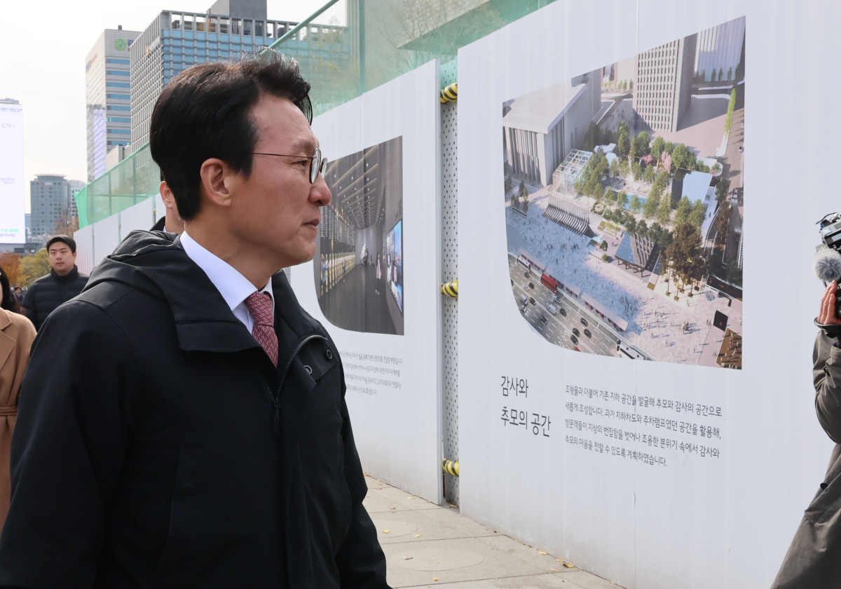 ▲김민석 국무총리가 17일 서울 광화문광장에 조성중인 '감사의 정원' 공사 현장을 찾아 외곽펜스에 그려진 조감도를 살펴보고 있다. (연합뉴스 )