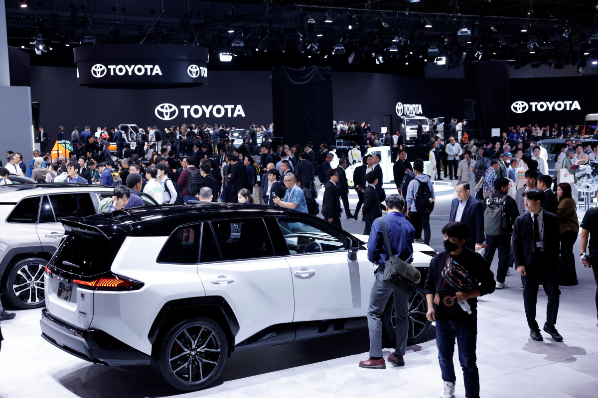 ▲일본 도쿄에서 지난달 29일 열린 재팬모빌리티쇼 프레스데이 행사에서 참관객들이 도요타 부스에 전시된 차를 둘러보고 있다. 도쿄/로이터연합뉴스