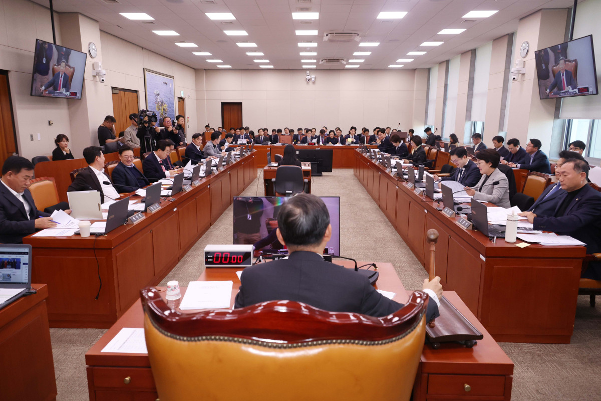 ▲이철규 국회 산자위 위원장이 17일 오후 서울 여의도 국회에서 열린 산업통상자원중소벤처기업위원회 전체회의에서 의사봉을 두드리고 있다. 2025.11.17. (뉴시스)