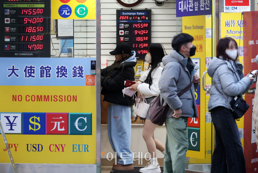 ▲원·달러 환율이 연일 치솟은 11월 17일 서울 명동 거리에서 관광객들이 환전을 하고 있다. (이투데이DB)