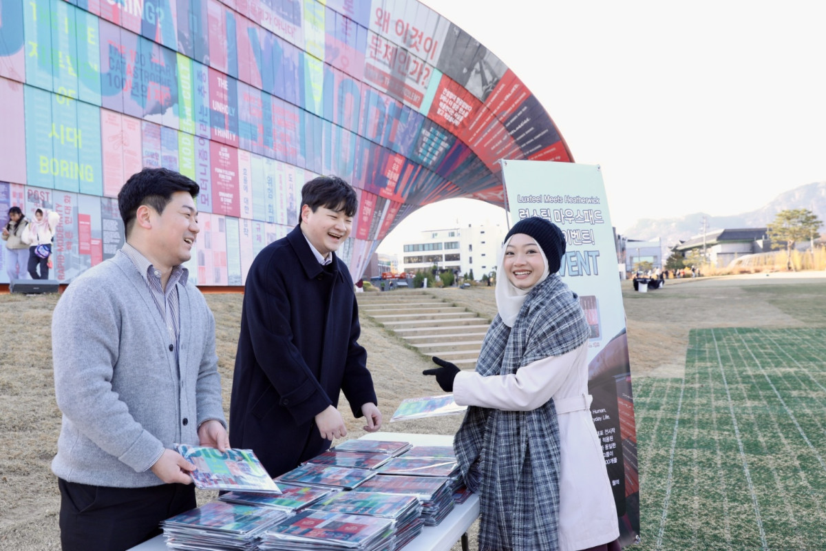 ▲서울도시건축비엔날레 폐막식에서 동국씨엠 직원들이 방문객에게 ‘휴머나이즈 월 럭스틸 마우스패드’를 나눠주고 있다. (사진제공=동국제강그룹)