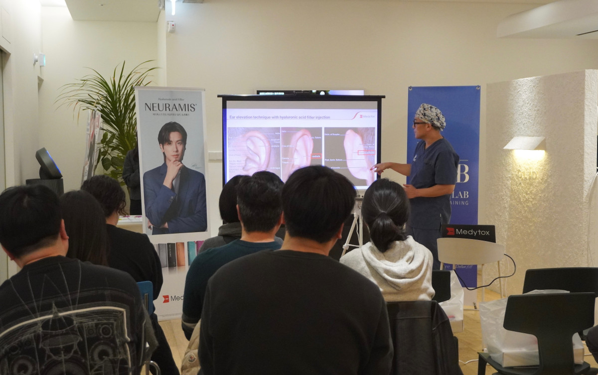 ▲15일 대구에서 열린 M.LAB 메디컬 트레이닝에서 글래드성형외과의원 정규식 대표원장이 강연을 진행하고 있다. (사진제공=메디톡스)