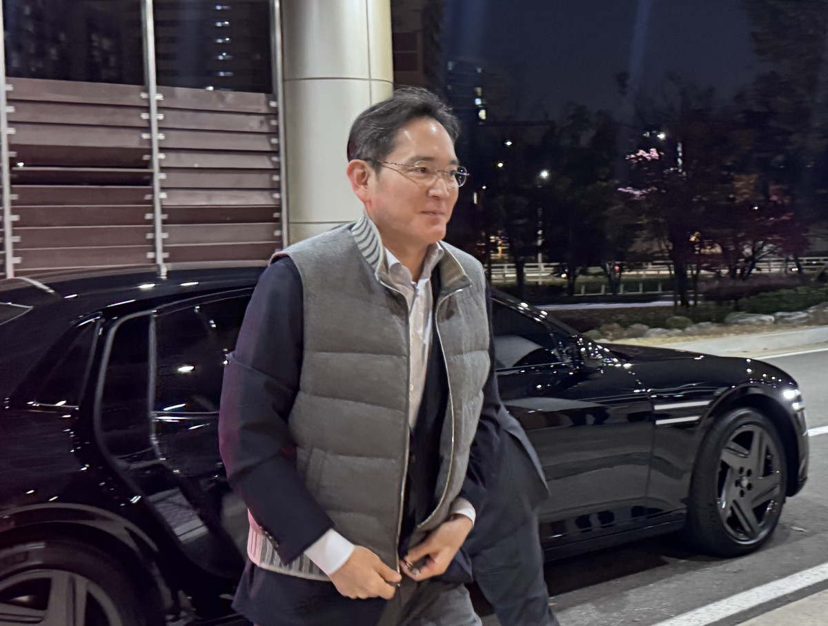 ▲이재용 삼성전자 회장이 17일 강서구 서울김포비즈니스항공센터(SGBAC)를 통해 UAE로 출국하고 있다. (연합뉴스)