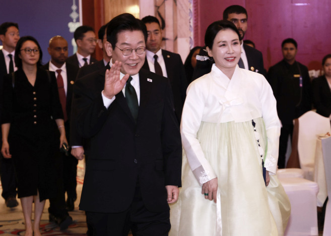 ▲아랍에미리트(UAE)를 국빈 방문 중인 이재명 대통령과 김혜경 여사가 17일(현지시간) 아부다비의 한 호텔에서 열린 동포만찬간담회에 입장하고 있다.   (연합뉴스)