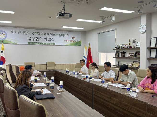 ▲호치민시한국국제학교와 아이스크림미디어가 베트남 교육 협력 확대를 위한 업무협약(MOU)을 체결하는 모습. (사진제공=아이스크림미디어)