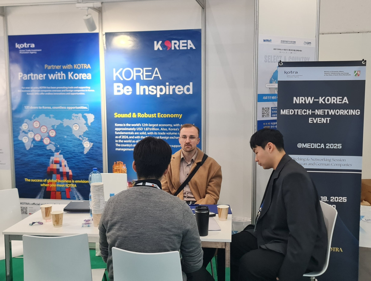 ▲ 코트라는 11월 17일(현지시간)부터 4일간 독일 뒤셀도르프에서 세계 최대 의료기기 전시회인 ‘메디카(MEDICA)’와 연계해 의료기기 수출 종합행사인 ‘K-메디테크 데이’를 진행한다. 참가 국내기업과 현지 바이어 간 1:1 수출상담이 진행되는 모습. (사진=코트라)