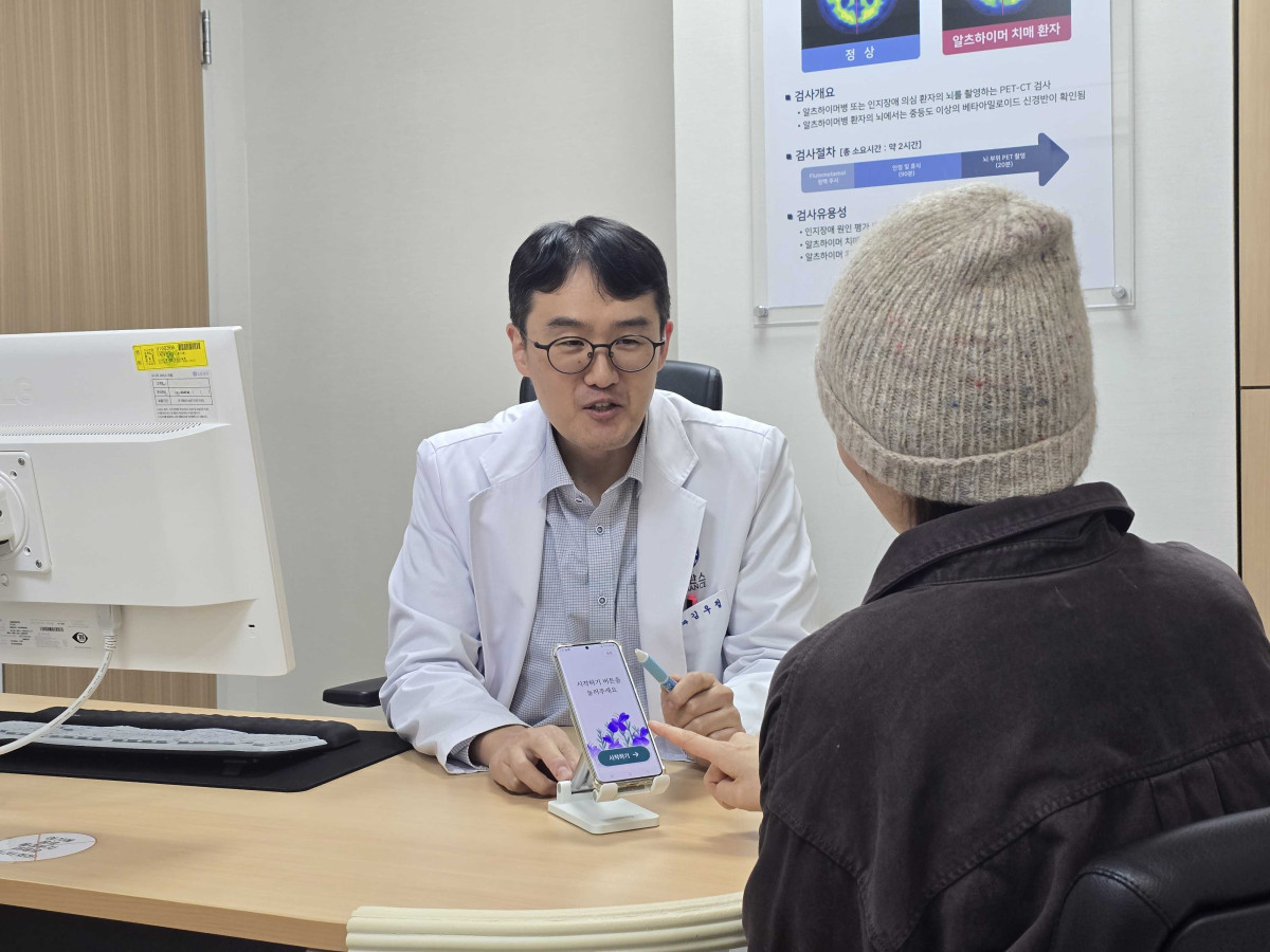 ▲김우정 용인세브란스병원 정신건강의학과 교수가 코그테라 상담을 하고 있다. (사진제공=이모코그)