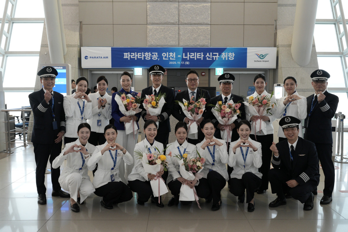 ▲17일 인천국제공항에서 진행된 파라타항공 인천-나리타 신규취항식에서  윤철민 대표이사(뒷줄 오른쪽에서 다섯 번째)와 임직원들이 기념 촬영을 하고 있다. (사진=파라타항공)
