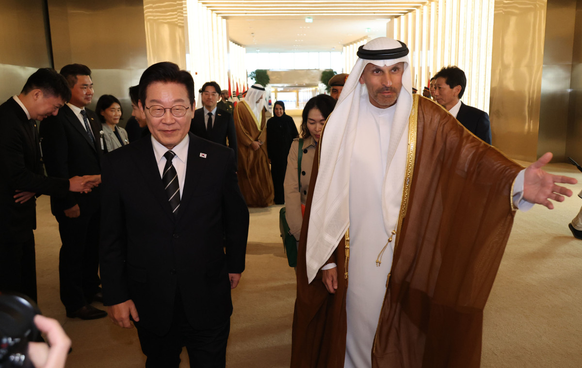 ▲남아공 G20 정상회의 참석 차 아랍에미리트(UAE)를 국빈 방문한 이재명 대통령이 17일(현지 시간) 아부다비 왕립공항에 도착해 칼둔 칼리파 알 무바락 퍼스트 아부다비 뱅크 비상임 이사겸 이사회 운영위원회 의장 안내를 받으며 이동하고 있다. (뉴시스)