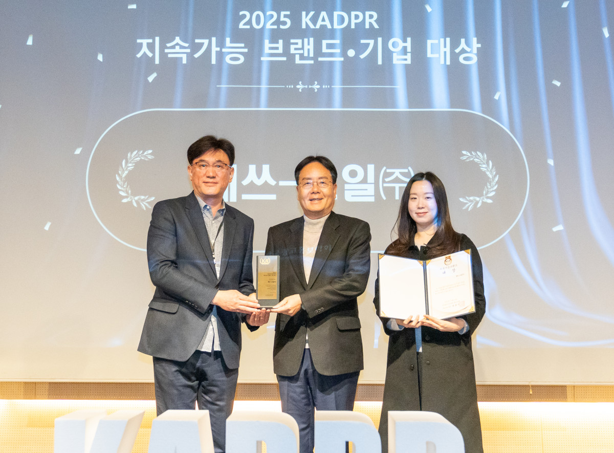 ▲에쓰오일이 2025 대한민국 지속가능 브랜드 대상에서 환경상을 수상했다. 15일 열린 시상식에서 이영호 에쓰오일 영업전략부문장(가운데)과 한광석 한국광고홍보학회장(왼쪽 첫 번째) 등 관계자가 기념 촬영을 하고 있다. (사진제공=에쓰오일)