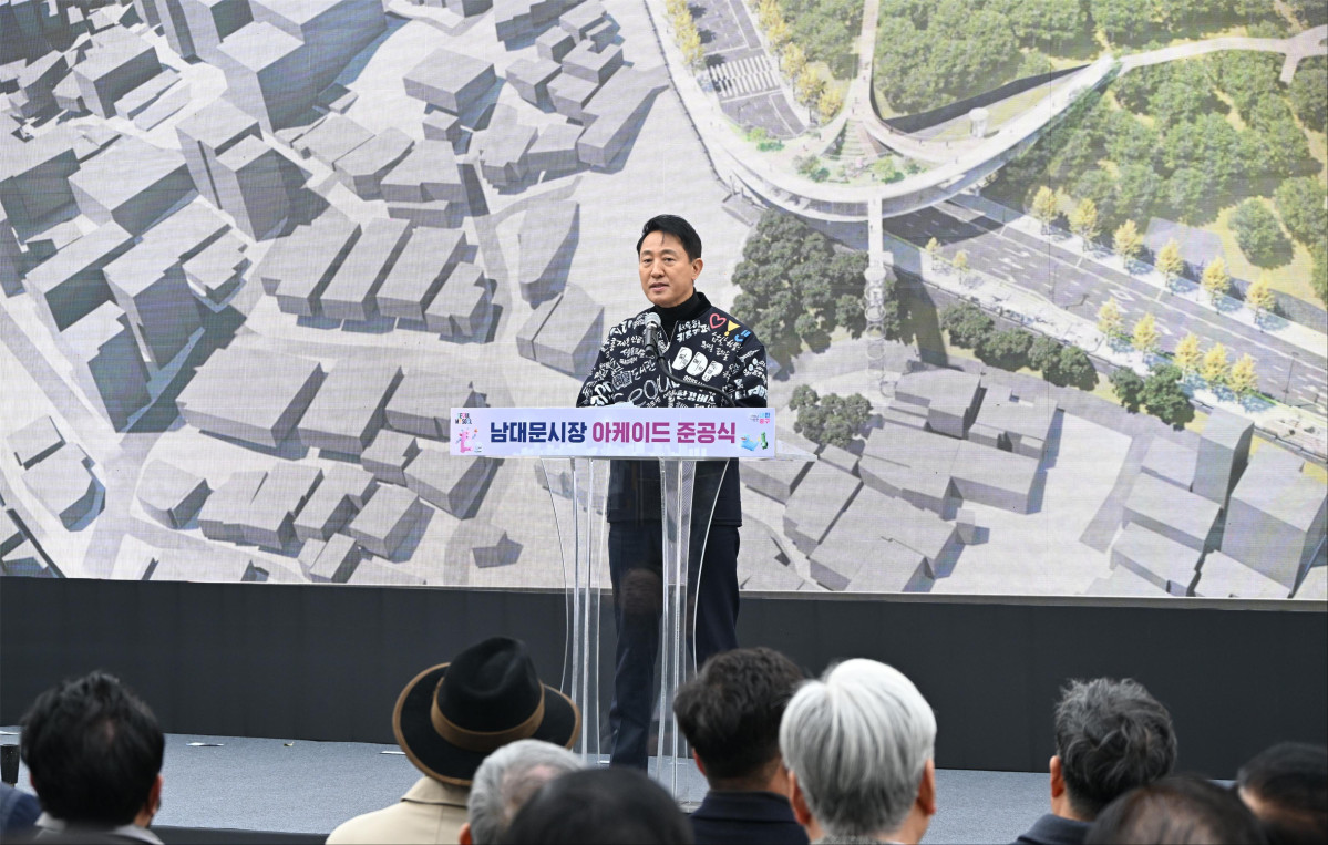 ▲오세훈 서울시장이 17일 중구 남창동 일대에서 열린 '남대문시장 아케이드 준공식'에서 기념사하고 있다(서울시청)