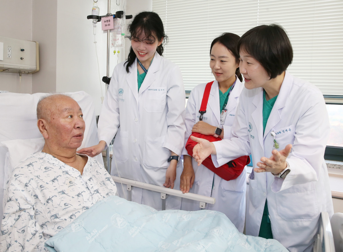 ▲서울아산병원 낙상대응팀이 낙상 환자에게 낙상 재발 방지 교육을 진행하고 있다. (서울아산병원)