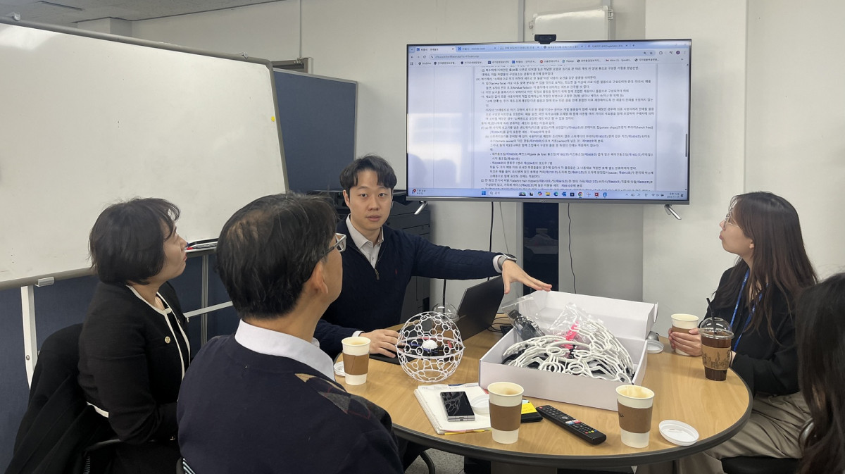 ▲NH농협은행이 지난 17일 전북 전주에 위치한 드론 전문기업을 찾아 진행한 관세 컨설팅에서 소율관세사무소 허준 관세사(가운데)가 조언을 하고 있다. (사진제공=NH농협은행)