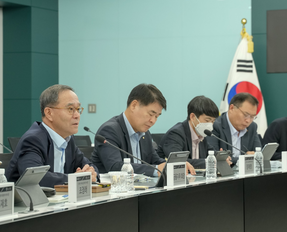 ▲NH농협금융은 17일 서울 중구 본사에서 이찬우 회장 주재로 지주 및 계열사 ESG 담당 임원들이 참석한 가운데 제2차 농협금융 ESG전략협의회를 개최했다. 이찬우 회장(왼쪽에서 첫 번째)이 회의를 주재하고 있다. (사진제공=NH농협금융)