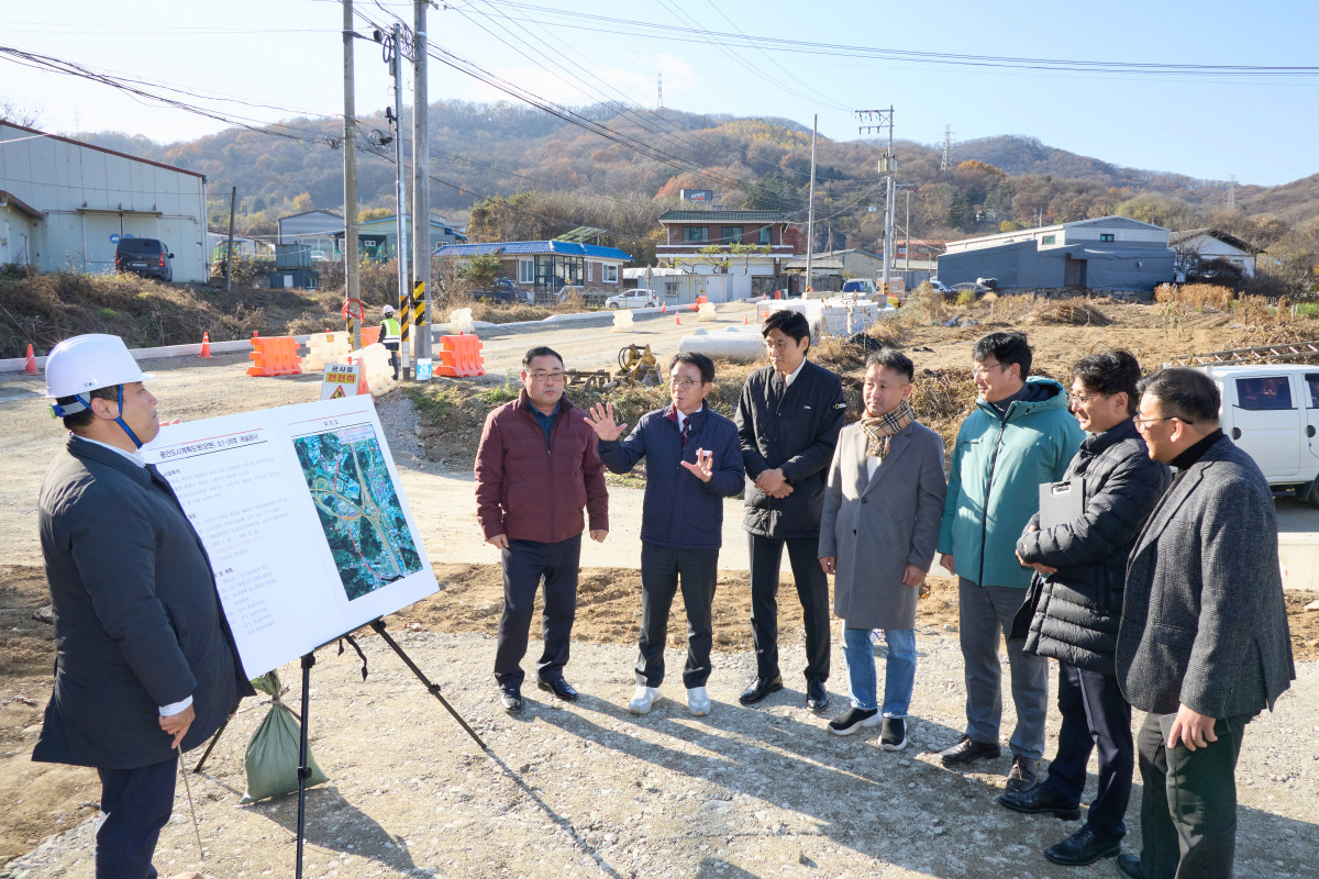 ▲용인특례시의회 도시건설위원회 위원장 김윤선 등 위원들이 2025년 행정사무감사 대비를 위해 공사 현장에서 개발 사업 추진 현황을 점검하고 있다. (경기도의회)