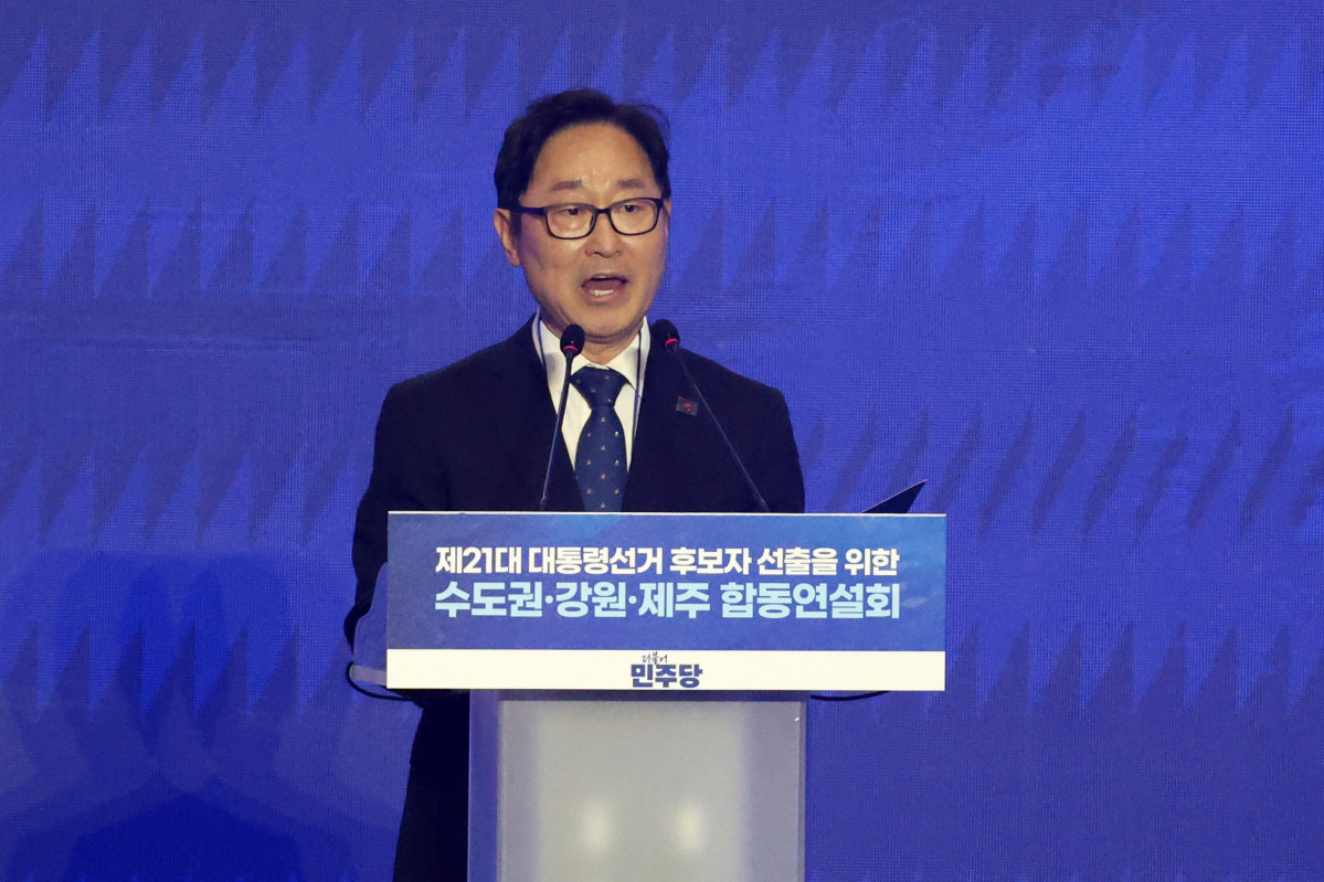 ▲박범계 더불어민주당 중앙당선거관리위원장이 27일 경기도 고양시 킨텍스에서 열린 제21대 대통령 선거 후보자 선출을 위한 수도권·강원·제주 합동연설회에서 개회선언을 하고 있다. 2025.04.27.  (뉴시스)