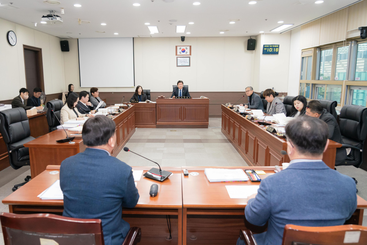 ▲김진석 위원장이 회의실에서 자치행정위원회 행정사무감사를 주재하고 있다. (용인특례시의회)