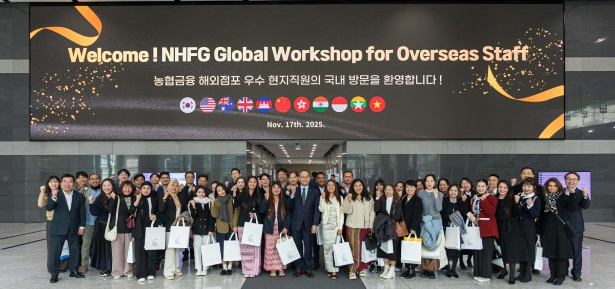 ▲NH농협금융은 11월 17일(월)부터 21일(금)까지 4박 5일간 성과가 우수한 계열사 해외점포 현지 직원들을 대상으로 '2025년 농협금융 해외점포 우수직원 글로벌 워크숍'을 개최한다. 이찬우 회장(왼쪽에서 열 번째), 임직원 및 해외점포 현지 직원들이 기념 촬영을 하고 있다. (사진제공=NH농협금융)