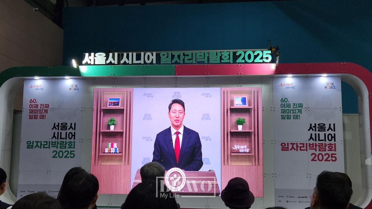 ▲18일 서울 강남구 SETEC에서 열린 ‘서울시 시니어 일자리박람회 2025’에서 오세훈 서울시장이 영상을 통해 개회사를 하고 있다. 서지희 기자 jhsseo@