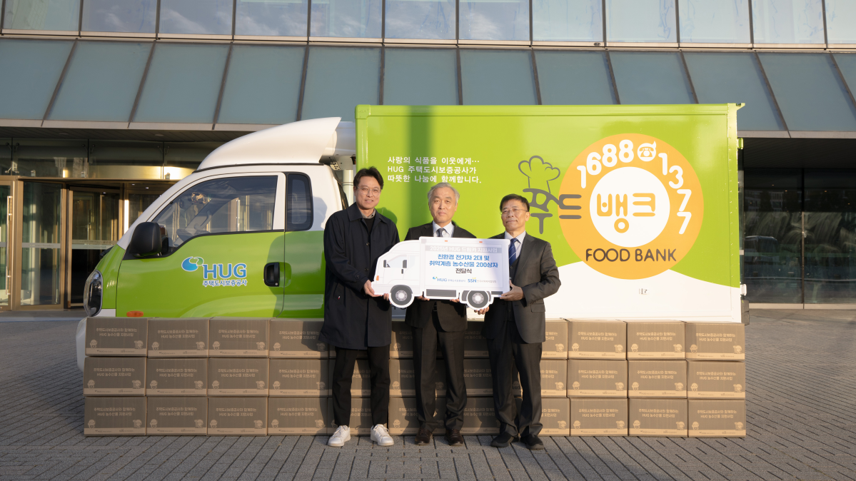 ▲17일 개최된 ‘HUG 드림카’ 사업 차량 기증식에서 윤명규 허그(HUG) 사장직무대행(가운데)과 관계자들이 기념 촬영을 하고 있다. (HUG)